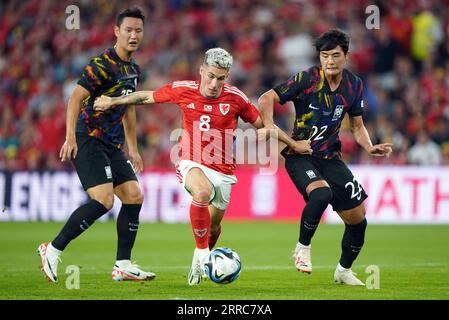 Wales' Harry Wilson wird von Südkoreas Seol Young-woo (rechts) während des Freundschaftsspiels im Cardiff City Stadium in Cardiff angegriffen. Bilddatum: Donnerstag, 7. September 2023. Stockfoto