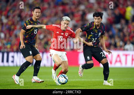 Wales' Harry Wilson wird von Südkoreas Seol Young-woo (rechts) während des Freundschaftsspiels im Cardiff City Stadium in Cardiff angegriffen. Bilddatum: Donnerstag, 7. September 2023. Stockfoto