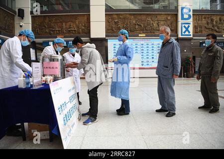 211023 -- LANZHOU, 23. Oktober 2021 -- Menschen warteten auf, um Dekoktionen für COVID-19-Prävention und -Kontrolle im Gansu Provincial Hospital of Traditional Chinese Medicine TCM in Lanzhou, nordwestchinesische Provinz Gansu, 23. Oktober 2021 zu erhalten. Die Apotheker des Krankenhauses sind damit beschäftigt, Personen, die unter medizinischer Quarantäne stehen, und medizinischem Personal an vorderster Front Dekoktionen für die COVID-19-Prävention und -Kontrolle bereitzustellen. Das Krankenhaus bot den Anwohnern die Dekoktionen auch kostenlos in der Ambulanz an. CHINA-GANSU-COVID-19-TCM CN ChenxBin PUBLICATIONxNOTxINxCHN Stockfoto