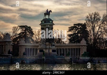 See und Alfonso XII Monument, Parque del Retiro, Madrid, Spanien. UNESCO-Weltkulturerbe Stockfoto