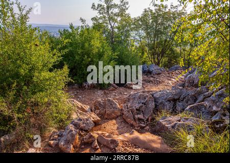 Das Krizevac, mit dem Podbrdo und der Kirche St. James ist sehr wichtig für diejenigen, die nach Medjugorje pilgern. Auf der Oberseite befindet sich ein Kreuz 8,5 Stockfoto