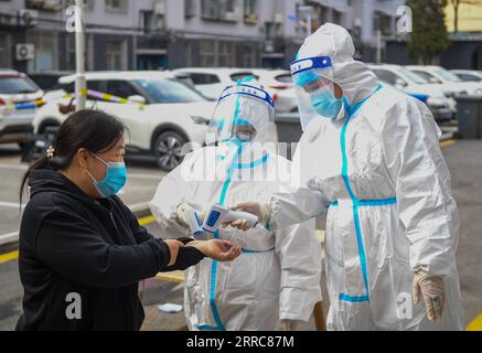 211024 -- HOHHOT, 24. Oktober 2021 -- Eine Bewohnerin lässt ihre Temperatur an einem temporären Nukleinsäure-Testgelände in Hohhot, Nordchinas Autonome Region Innere Mongolei, 24. Oktober 2021 messen. Um die Ausbreitung von COVID-19 einzudämmen, hat die Stadt Hohhot Nukleinsäuretests für Bewohner aus Schlüsselregionen und alle Menschen, die Hohhot mit dem Flugzeug, dem Zug, dem Shuttlebus, dem Taxi, Privatwagen und anderen Transportmitteln betreten und verlassen, eingeleitet. CHINA-INNERE MONGOLEI-HOHHOT-COVID-19-TESTSCN PENGXYUAN PUBLICATIONXNOTXINXCHN Stockfoto