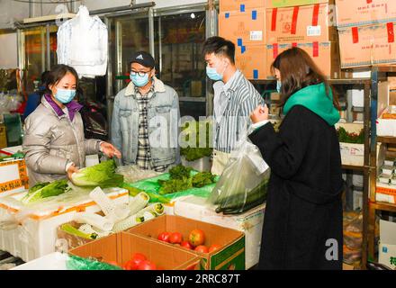 211024 -- HOHHOT, 24. Oktober 2021 -- Einwohner kaufen Gemüse auf einem Großmarkt in Hohhot, Nordchinas Innere Mongolei Autonome Region, 24. Oktober 2021. Großhandelsmärkte für landwirtschaftliche Erzeugnisse, Supermärkte und Logistikunternehmen in Hohhot haben Maßnahmen ergriffen, um die Versorgung der Einwohner mit dem täglichen Bedarf nach dem jüngsten COVID-19-Wiederaufleben sicherzustellen. CHINA-INNERE MONGOLEI-HOHHOT-COVID-19-DAILY LIEFERT CN PENGXYUAN PUBLICATIONXNOTXINXCHN Stockfoto