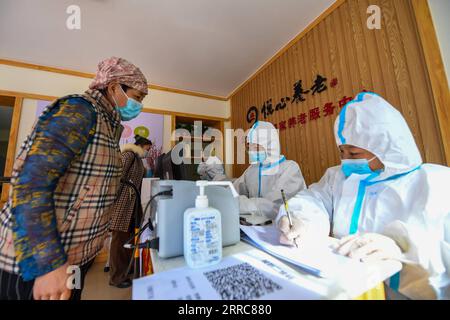 211024 -- HOHHOT, 24. Oktober 2021 -- Mitarbeiter registrieren die persönlichen Daten eines Bewohners auf einem temporären Nukleinsäure-Testgelände in Hohhot, Nordchinas Autonome Region Innere Mongolei, 24. Oktober 2021. Um die Ausbreitung von COVID-19 einzudämmen, hat die Stadt Hohhot Nukleinsäuretests für Bewohner aus Schlüsselregionen und alle Menschen, die Hohhot mit dem Flugzeug, dem Zug, dem Shuttlebus, dem Taxi, Privatwagen und anderen Transportmitteln betreten und verlassen, eingeleitet. CHINA-INNERE MONGOLEI-HOHHOT-COVID-19-TESTSCN PENGXYUAN PUBLICATIONXNOTXINXCHN Stockfoto