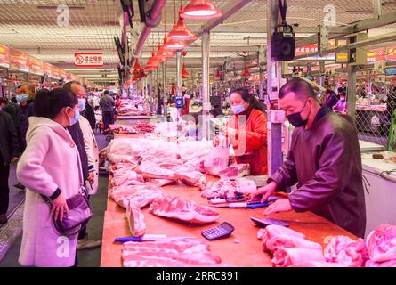 211024 -- HOHHOT, 24. Oktober 2021 -- Einwohner kaufen Schweinefleisch auf einem Großmarkt in Hohhot, Nordchinas Innere Mongolei Autonome Region, 24. Oktober 2021. Großhandelsmärkte für landwirtschaftliche Erzeugnisse, Supermärkte und Logistikunternehmen in Hohhot haben Maßnahmen ergriffen, um die Versorgung der Einwohner mit dem täglichen Bedarf nach dem jüngsten COVID-19-Wiederaufleben sicherzustellen. CHINA-INNERE MONGOLEI-HOHHOT-COVID-19-DAILY LIEFERT CN PENGXYUAN PUBLICATIONXNOTXINXCHN Stockfoto