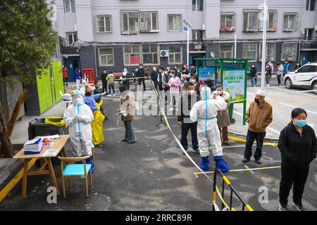 211024 -- HOHHOT, 24. Oktober 2021 -- Bewohner warteten auf, um Nukleinsäuretests an einem temporären Nukleinsäureteststandort in Hohhot, Nordchinas Autonome Region Innere Mongolei, 24. Oktober 2021, durchzuführen. Um die Ausbreitung von COVID-19 einzudämmen, hat die Stadt Hohhot Nukleinsäuretests für Bewohner aus Schlüsselregionen und alle Menschen, die Hohhot mit dem Flugzeug, dem Zug, dem Shuttlebus, dem Taxi, Privatwagen und anderen Transportmitteln betreten und verlassen, eingeleitet. CHINA-INNERE MONGOLEI-HOHHOT-COVID-19-TESTSCN PENGXYUAN PUBLICATIONXNOTXINXCHN Stockfoto