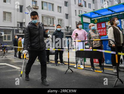 211024 -- HOHHOT, 24. Oktober 2021 -- Ein Mitarbeiter spritzt Desinfektionsmittel an einem temporären Nukleinsäure-Testgelände in Hohhot, Nordchinas Autonome Region Innere Mongolei, 24. Oktober 2021. Um die Ausbreitung von COVID-19 einzudämmen, hat die Stadt Hohhot Nukleinsäuretests für Bewohner aus Schlüsselregionen und alle Menschen, die Hohhot mit dem Flugzeug, dem Zug, dem Shuttlebus, dem Taxi, Privatwagen und anderen Transportmitteln betreten und verlassen, eingeleitet. CHINA-INNERE MONGOLEI-HOHHOT-COVID-19-TESTSCN PENGXYUAN PUBLICATIONXNOTXINXCHN Stockfoto