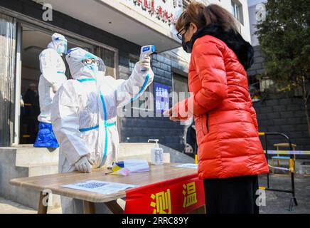 211024 -- HOHHOT, 24. Oktober 2021 -- Eine Bewohnerin lässt ihre Temperatur an einem temporären Nukleinsäure-Testgelände in Hohhot, Nordchinas Autonome Region Innere Mongolei, 24. Oktober 2021 messen. Um die Ausbreitung von COVID-19 einzudämmen, hat die Stadt Hohhot Nukleinsäuretests für Bewohner aus Schlüsselregionen und alle Menschen, die Hohhot mit dem Flugzeug, dem Zug, dem Shuttlebus, dem Taxi, Privatwagen und anderen Transportmitteln betreten und verlassen, eingeleitet. CHINA-INNERE MONGOLEI-HOHHOT-COVID-19-TESTSCN PENGXYUAN PUBLICATIONXNOTXINXCHN Stockfoto