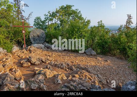 Das Krizevac, mit dem Podbrdo und der Kirche St. James ist sehr wichtig für diejenigen, die nach Medjugorje pilgern. Auf der Oberseite befindet sich ein Kreuz 8,5 Stockfoto