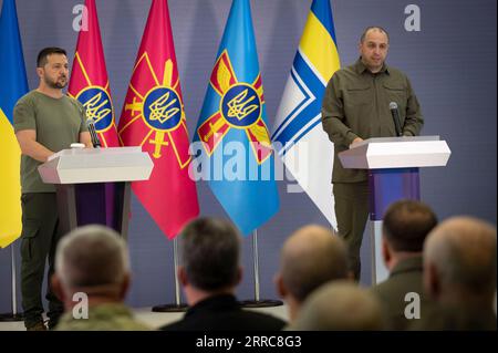 Kiew, Ukraine. September 2023. Der neue ukrainische Verteidigungsminister Rustem Umerov, rechts, hält während einer Pressekonferenz mit Präsident Wolodymyr Zelenskyj, links, im Verteidigungsministerium am 7. September 2023 in Kiew, Ukraine, Bemerkungen ab. Kredit: Ukrainischer Ratsvorsitz/Ukrainisches Pressebüro/Alamy Live News Stockfoto