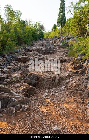 Das Krizevac, mit dem Podbrdo und der Kirche St. James ist sehr wichtig für diejenigen, die nach Medjugorje pilgern. Auf der Oberseite befindet sich ein Kreuz 8,5 Stockfoto