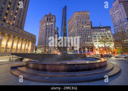 NEW YORK CITY - 11. NOVEMBER 2016: Der Triumph des menschlichen Geistes Skulptur am Foley Square im Civic Center District von Manhattan. Stockfoto