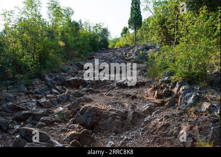 Das Krizevac, mit dem Podbrdo und der Kirche St. James ist sehr wichtig für diejenigen, die nach Medjugorje pilgern. Auf der Oberseite befindet sich ein Kreuz 8,5 Stockfoto