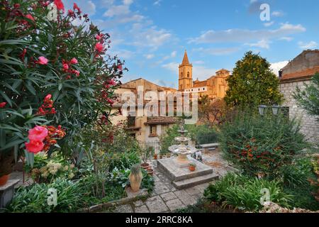 Novara di Sicilia, Sizilien, Italien mit Duomo di Novara di Sicilia bei Tagesanbruch. Stockfoto