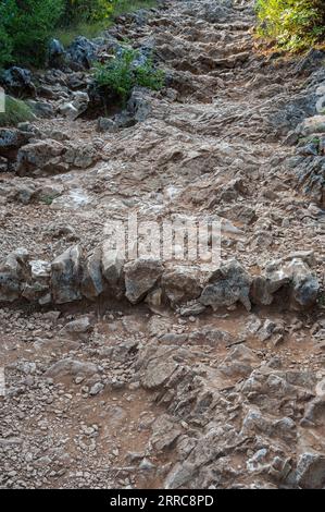 Das Krizevac, mit dem Podbrdo und der Kirche St. James ist sehr wichtig für diejenigen, die nach Medjugorje pilgern. Auf der Oberseite befindet sich ein Kreuz 8,5 Stockfoto