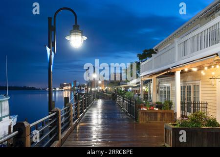 Wilmington, North Carolina, USA, am Riverwalk in der Abenddämmerung. Stockfoto