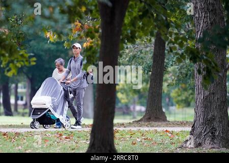 211025 -- WASHINGTON, 25. Oktober 2021 -- Ein Mann schiebt am 25. Oktober 2021 einen Kinderwagen auf die National Mall in Washington, D.C., USA. Berater der US-amerikanischen Food and Drug Administration FDA werden am Dienstag zu einem wichtigen Treffen eingeladen, ob sie den Pfizer-BioNTech COVID-19-Impfstoff für Kinder im Alter von 5 bis 11 Jahren empfehlen sollten, da Experten voraussagten, dass jüngere Kinder Anfang November für den Impfstoff in Frage kommen werden. Foto: /Xinhua U.S.-WASHINGTON, D.C.-FDA-VACCINE-YOUNGER CHILDREN TingxShen PUBLICATIONxNOTxINxCHN Stockfoto