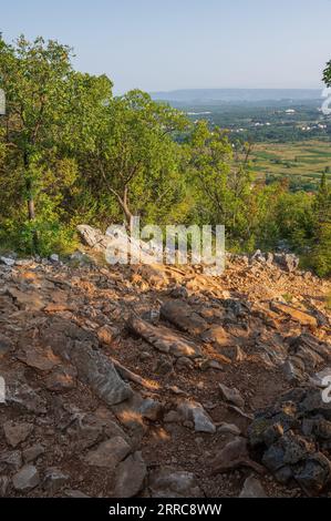 Das Krizevac, mit dem Podbrdo und der Kirche St. James ist sehr wichtig für diejenigen, die nach Medjugorje pilgern. Auf der Oberseite befindet sich ein Kreuz 8,5 Stockfoto