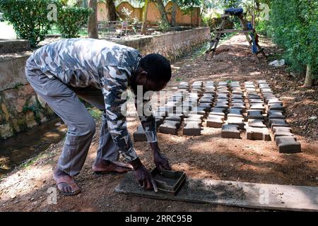 211026 -- WAKISO, 26. Oktober 2021 -- Ein Lehrer macht Pflaster in einer Werkstatt in St. Kizito High School in Namugongo, Bezirk Wakiso, Uganda, 14. Oktober 2021. ZUM MITMACHEN: Ugandische Lehrer greifen auf Überlebensfähigkeiten zurück, da Schulen aufgrund von COVID-19 geschlossen bleiben Foto von /Xinhua UGANDA-WAKISO-COVID-19-TEACHERS-SURVIVAL SKILLS HajarahxNalwadda PUBLICATIONxNOTxINxCHN Stockfoto