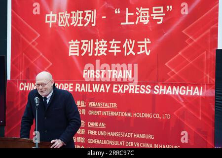 211027 -- HAMBURG, 27. Oktober 2021 -- Michael Westhagemann, Hamburger Wirtschaftssenator, spricht bei der Begrüßungszeremonie des ersten Shanghai Express in Hamburg, Deutschland, am 26. Oktober 2021. Der erste Shanghai Express mit 50 Containern, die mit Bekleidung, Autoteilen und Solarpaneelen beladen waren, fuhr mehr als 10.000 km, bevor er am späten Montag in Norddeutschland ankam. Die China-Europa-Güterzüge, die auf 73 Strecken verkehren, haben seit ihrer Einführung im Jahr 2011 mehr als 170 Städte in 23 europäischen Ländern erreicht. DEUTSCHLAND-HAMBURG-CHINA-EUROPA GÜTERZUG-ANKUNFT WANGXQING PUBLICATI Stockfoto