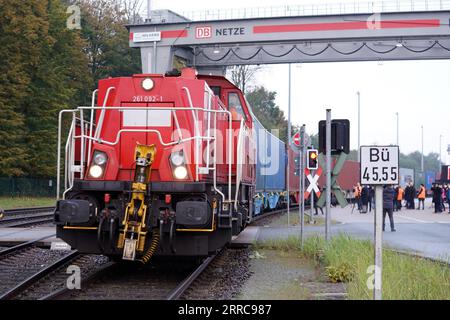 211027 -- HAMBURG, 27. Oktober 2021 -- China-Europe Güterzug Shanghai Express wird am 26. Oktober 2021 in Hamburg gesehen. Der erste Shanghai Express mit 50 Containern, die mit Bekleidung, Autoteilen und Solarpaneelen beladen waren, fuhr mehr als 10.000 km, bevor er am späten Montag in Norddeutschland ankam. Die China-Europa-Güterzüge, die auf 73 Strecken verkehren, haben seit ihrer Einführung im Jahr 2011 mehr als 170 Städte in 23 europäischen Ländern erreicht. DEUTSCHLAND-HAMBURG-CHINA-EUROPA GÜTERZUG-ANKUNFT WANGXQING PUBLICATIONXNOTXINXCHN Stockfoto