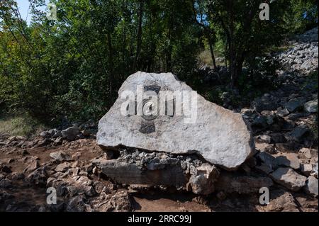 Das Krizevac, mit dem Podbrdo und der Kirche St. James ist sehr wichtig für diejenigen, die nach Medjugorje pilgern. Auf der Oberseite befindet sich ein Kreuz 8,5 Stockfoto