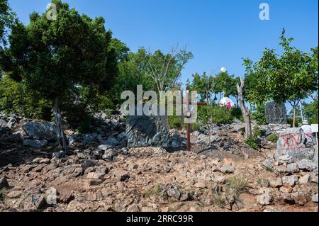 Das Krizevac, mit dem Podbrdo und der Kirche St. James ist sehr wichtig für diejenigen, die nach Medjugorje pilgern. Auf der Oberseite befindet sich ein Kreuz 8,5 Stockfoto