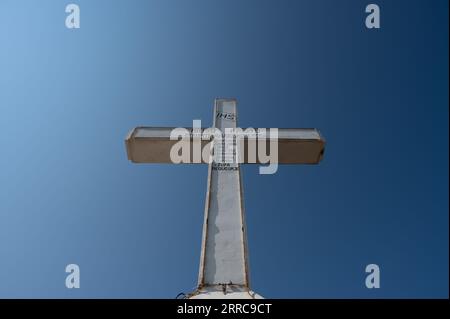 Das Krizevac, mit dem Podbrdo und der Kirche St. James ist sehr wichtig für diejenigen, die nach Medjugorje pilgern. Auf der Oberseite befindet sich ein Kreuz 8,5 Stockfoto