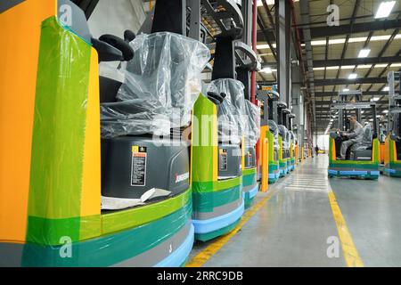 211027 -- SHANGHAI, 27. Oktober 2021 -- Ein Arbeiter arbeitet an einer Produktionslinie der Jungheinrich AG im Bezirk Qingpu im ostchinesischen Shanghai, 20. Oktober 2021. Die Jungheinrich AG, ein führender Anbieter von Intralogistik-Lösungen mit Sitz in Deutschland, nimmt in diesem Jahr zum vierten Mal an der China International Import Expo CIIE Teil. CHINA-SHANGHAI-CIIE-DEUTSCHES UNTERNEHMEN-JUNGHEINRICH AG DINGXTING PUBLICATIONXNOTXINXCHN Stockfoto