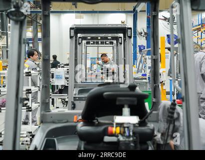 211027 -- SHANGHAI, 27. Oktober 2021 -- Arbeiter arbeiten an einer Produktionslinie der Jungheinrich AG im Bezirk Qingpu im ostchinesischen Shanghai, 20. Oktober 2021. Die Jungheinrich AG, ein führender Anbieter von Intralogistik-Lösungen mit Sitz in Deutschland, nimmt in diesem Jahr zum vierten Mal an der China International Import Expo CIIE Teil. CHINA-SHANGHAI-CIIE-DEUTSCHES UNTERNEHMEN-JUNGHEINRICH AG DINGXTING PUBLICATIONXNOTXINXCHN Stockfoto