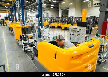 211027 -- SHANGHAI, 27. Oktober 2021 -- Ein Arbeiter arbeitet an einer Produktionslinie der Jungheinrich AG im Bezirk Qingpu im ostchinesischen Shanghai, 20. Oktober 2021. Die Jungheinrich AG, ein führender Anbieter von Intralogistik-Lösungen mit Sitz in Deutschland, nimmt in diesem Jahr zum vierten Mal an der China International Import Expo CIIE Teil. CHINA-SHANGHAI-CIIE-DEUTSCHES UNTERNEHMEN-JUNGHEINRICH AG DINGXTING PUBLICATIONXNOTXINXCHN Stockfoto