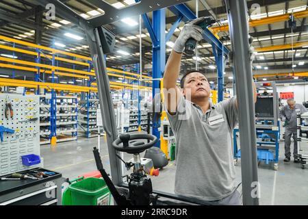 211027 -- SHANGHAI, 27. Oktober 2021 -- Ein Arbeiter arbeitet an einer Produktionslinie der Jungheinrich AG im Bezirk Qingpu im ostchinesischen Shanghai, 20. Oktober 2021. Die Jungheinrich AG, ein führender Anbieter von Intralogistik-Lösungen mit Sitz in Deutschland, nimmt in diesem Jahr zum vierten Mal an der China International Import Expo CIIE Teil. CHINA-SHANGHAI-CIIE-DEUTSCHES UNTERNEHMEN-JUNGHEINRICH AG DINGXTING PUBLICATIONXNOTXINXCHN Stockfoto