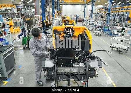 211027 -- SHANGHAI, 27. Oktober 2021 -- Ein Arbeiter arbeitet an einer Produktionslinie der Jungheinrich AG im Bezirk Qingpu im ostchinesischen Shanghai, 20. Oktober 2021. Die Jungheinrich AG, ein führender Anbieter von Intralogistik-Lösungen mit Sitz in Deutschland, nimmt in diesem Jahr zum vierten Mal an der China International Import Expo CIIE Teil. CHINA-SHANGHAI-CIIE-DEUTSCHES UNTERNEHMEN-JUNGHEINRICH AG DINGXTING PUBLICATIONXNOTXINXCHN Stockfoto