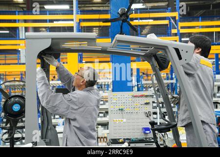 211027 -- SHANGHAI, 27. Oktober 2021 -- Arbeiter arbeiten an einer Produktionslinie der Jungheinrich AG im Bezirk Qingpu im ostchinesischen Shanghai, 20. Oktober 2021. Die Jungheinrich AG, ein führender Anbieter von Intralogistik-Lösungen mit Sitz in Deutschland, nimmt in diesem Jahr zum vierten Mal an der China International Import Expo CIIE Teil. CHINA-SHANGHAI-CIIE-DEUTSCHES UNTERNEHMEN-JUNGHEINRICH AG DINGXTING PUBLICATIONXNOTXINXCHN Stockfoto