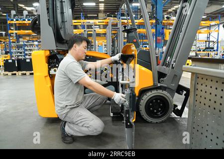 211027 -- SHANGHAI, 27. Oktober 2021 -- Ein Arbeiter arbeitet an einer Produktionslinie der Jungheinrich AG im Bezirk Qingpu im ostchinesischen Shanghai, 20. Oktober 2021. Die Jungheinrich AG, ein führender Anbieter von Intralogistik-Lösungen mit Sitz in Deutschland, nimmt in diesem Jahr zum vierten Mal an der China International Import Expo CIIE Teil. CHINA-SHANGHAI-CIIE-DEUTSCHES UNTERNEHMEN-JUNGHEINRICH AG DINGXTING PUBLICATIONXNOTXINXCHN Stockfoto