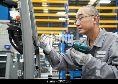 211027 -- SHANGHAI, 27. Oktober 2021 -- Ein Arbeiter arbeitet an einer Produktionslinie der Jungheinrich AG im Bezirk Qingpu im ostchinesischen Shanghai, 20. Oktober 2021. Die Jungheinrich AG, ein führender Anbieter von Intralogistik-Lösungen mit Sitz in Deutschland, nimmt in diesem Jahr zum vierten Mal an der China International Import Expo CIIE Teil. CHINA-SHANGHAI-CIIE-DEUTSCHES UNTERNEHMEN-JUNGHEINRICH AG DINGXTING PUBLICATIONXNOTXINXCHN Stockfoto