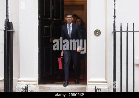 211028 -- LONDON, 28. Oktober 2021 -- der britische Schatzkanzler Rishi Sunak verlässt das Unterhaus des britischen parlaments, um die Herbsthaushalt- und Ausgabenüberprüfung in London, Großbritannien, 27. Oktober 2021, abzugeben. Rishi Sunak gab am Mittwoch bekannt, dass die Ausgaben der Abteilungsbehörden des Landes bis 2024-2025 um 150 Milliarden Pfund etwa 205,89 Milliarden US-Dollar steigen werden, was real gesehen einem Anstieg um 3,8 Prozent pro Jahr entspricht, um die von COVID-19 betroffene Wirtschaft anzukurbeln. Foto von /Xinhua GROSSBRITANNIEN-LONDON-HERBSTBUDGET RayxTang PUBLICATIONxNOTxINxCHN Stockfoto