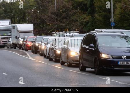 211028 -- LONDON, 28. Oktober 2021 -- Fahrzeuge fahren durch die ULEZ Ultra Low Emission Zone in London, Großbritannien, 26. Oktober 2021. Die 26. Klimakonferenz der Vereinten Nationen der Vertragsparteien COP26 findet vom 31. Oktober bis 12. November in Glasgow statt. Foto von /Xinhua BRITAIN-LONDON-COP 26-FEATURES RayxTang PUBLICATIONxNOTxINxCHN Stockfoto