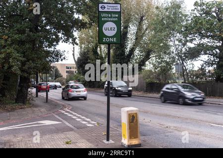 211028 -- LONDON, 28. Oktober 2021 -- Fahrzeuge fahren an einem ULEZ-Schild in London, Großbritannien, 26. Oktober 2021 vorbei. Die 26. Klimakonferenz der Vereinten Nationen der Vertragsparteien COP26 findet vom 31. Oktober bis 12. November in Glasgow statt. Foto von /Xinhua BRITAIN-LONDON-COP 26-FEATURES RayxTang PUBLICATIONxNOTxINxCHN Stockfoto