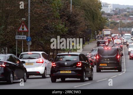 211028 -- LONDON, 28. Oktober 2021 -- Fahrzeuge fahren durch die ULEZ Ultra Low Emission Zone in London, Großbritannien, 26. Oktober 2021. Die 26. Klimakonferenz der Vereinten Nationen der Vertragsparteien COP26 findet vom 31. Oktober bis 12. November in Glasgow statt. Foto von /Xinhua BRITAIN-LONDON-COP 26-FEATURES RayxTang PUBLICATIONxNOTxINxCHN Stockfoto