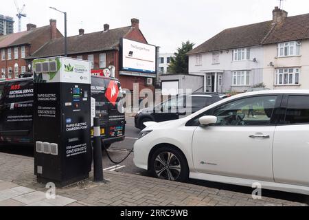 211028 -- LONDON, 28. Oktober 2021 -- ein Elektroauto wird an einer Ladestation in London, Großbritannien, 26. Oktober 2021 gesehen. Die 26. Klimakonferenz der Vereinten Nationen der Vertragsparteien COP26 findet vom 31. Oktober bis 12. November in Glasgow statt. Foto von /Xinhua BRITAIN-LONDON-COP 26-FEATURES RayxTang PUBLICATIONxNOTxINxCHN Stockfoto