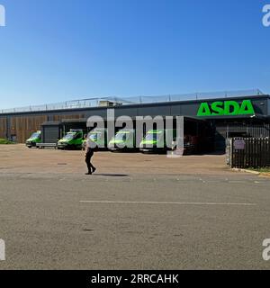 Man geht über den Eingang zum Parkplatz für ASDA Lieferwagen, Barry, South Wales, September 2023 Stockfoto