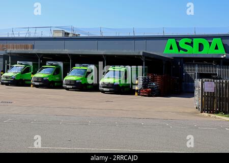 Parkplatz für ASDA-Lieferwagen, Barry, South Wales, September 2023 Stockfoto