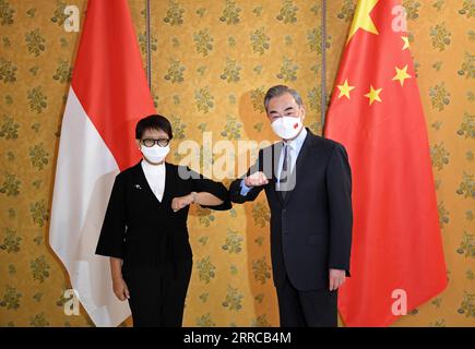 211029 -- ROM, 29. Oktober 2021 -- der chinesische Staatsrat und Außenminister Wang Yi trifft sich mit dem indonesischen Außenminister Retno Marsudi in Rom, Italien, 29. Oktober 2021. ITALIEN-ROM-CHINA-INDONESIA-FM-MEETING JINXMAMENGNI PUBLICATIONXNOTXINXCHN Stockfoto
