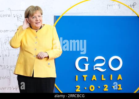 211030 -- ROM, 30. Oktober 2021 -- die deutsche Kanzlerin Angela Merkel kommt zum Gipfel der 20 G20-Staats- und Regierungschefs in Rom, Italien, 30. Oktober 2021. Der 16. G20-Gipfel der Staats- und Regierungschefs begann hier am Samstag. ITALIEN-ROM-G20-GIPFEL ZhangxCheng PUBLICATIONxNOTxINxCHN Stockfoto