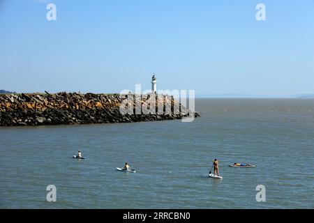 Paddelboarding in Jackson's Bay, Barry Island, heißester Tag des Jahres - September 2023. Stockfoto