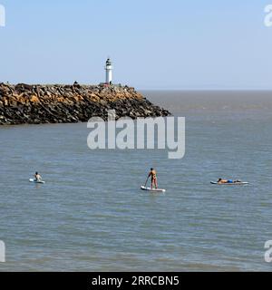 Stand Up Paddle Boarding in Jackson's Bay, Barry Island an dem heißesten Tag des Jahres - September 2023 Stockfoto