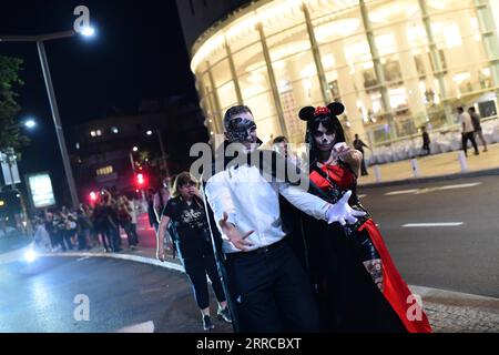 211031 -- TEL AVIV, 31. Oktober 2021 -- als Zombies verkleidete Nachtschwärmer nehmen am jährlichen Zombie Walk während der Halloween-Feierlichkeiten in Tel Aviv, Israel am 30. Oktober 2021 Teil. Foto von /JINI via Xinhua ISRAEL-TEL AVIV-HALLOWEEN-ZOMBIE WALK TomerxNeuberg PUBLICATIONxNOTxINxCHN Stockfoto