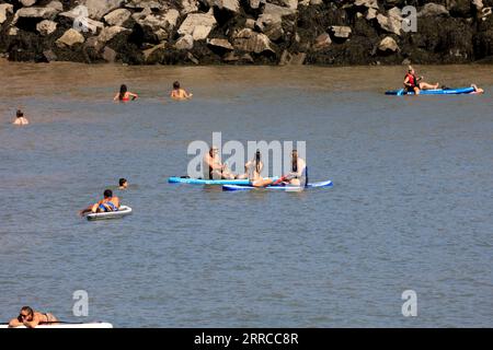 Paddelboarder, Jackson's Bay, Barry Island, September 2023 Stockfoto