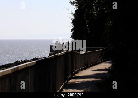 Spaziergang um die Klippe zur Whitmore Bay von Jackson's Bay, Barry Island, September 2023 Stockfoto